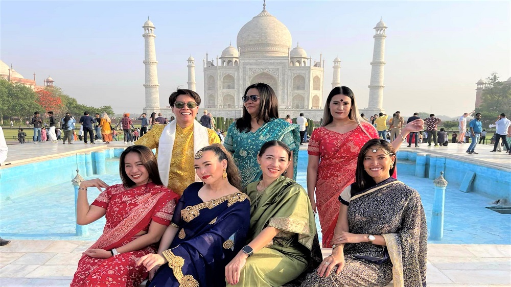 taj-mahal-traditional-indian-dress-1000x562